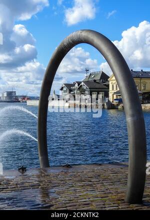 Vue sur le bâtiment tivoli à Helsingborg à travers la fontaine de l'anneau des ports. Banque D'Images