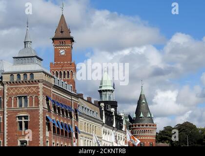 HELSINGBORG, SUÈDE - 06 SEPTEMBRE 2020 : les nombreuses tours qui apparaissent sur l'horizon de la ville dominé par la tour d'horloge de l'hôtel de ville. Banque D'Images