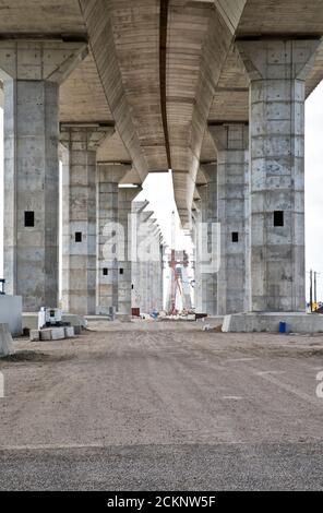 Construction du nouveau pont Corpus Christi Harbour Bridge, colonnes de support coudées et droites, Corpus Christi, Texas. Banque D'Images