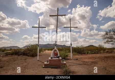 Un sanctuaire et trois croix se trouvent le long d'une route au nord-est de Sells, Arizona, États-Unis, sur la réserve Tohono O'odham. Banque D'Images