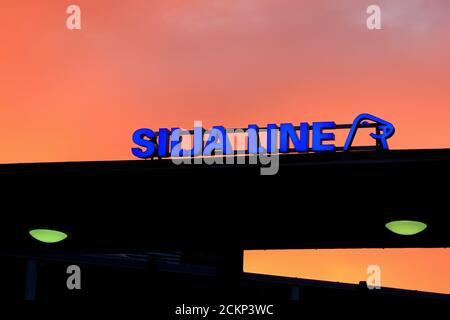 Logo ligne Silja contre le ciel rouge du lever du soleil au terminal de ferry du port d'Helsinki, Finlande. 15 septembre 2020. Banque D'Images