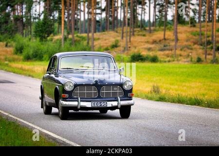 Voiture Volvo Amazon noire classique sur un rallye de voiture vintage sur route rurale. Volvo Amazon a été produit de 1956 à 1970. Salo, Finlande. 15 août 2020. Banque D'Images