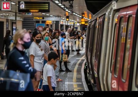 Londres, Royaume-Uni. 16 septembre 2020. Le nombre de passagers reste bas sur le métro, mais augmente maintenant et les trains sont modérément occupés. Tout comme le gouvernement commence à resserrer ses directives sur le coronavirus (Covid 19). Ceux qui voyagent portent surtout des masques après qu'ils sont devenus obligatoires dans les transports publics. Crédit : Guy Bell/Alay Live News Banque D'Images