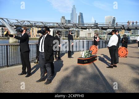 Une « procession funèbre pour la musique » lors de l'avant-première de One Night Records, le premier événement musical en direct au Royaume-Uni, à distance sociale, au London Bridge, à Londres. Banque D'Images