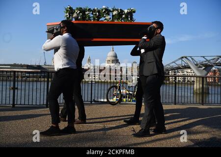 Une « procession funèbre pour la musique » lors de l'avant-première de One Night Records, le premier événement musical en direct au Royaume-Uni, à distance sociale, au London Bridge, à Londres. Banque D'Images