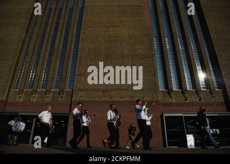 Une « procession funéraire pour la musique » passe devant Tate Modern lors de la présentation de One Night Records, le premier événement musical en direct et captivant du Royaume-Uni au London Bridge, à Londres. Banque D'Images