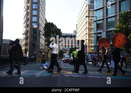 Une « procession funèbre pour la musique » lors de l'avant-première de One Night Records, le premier événement musical en direct au Royaume-Uni, à distance sociale, au London Bridge, à Londres. Banque D'Images