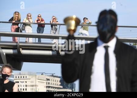 Les gens sur le Millennium Bridge regardent la « procession funéraire pour la musique » lors de la prévisualisation de One Night Records, le premier événement musical en direct au Royaume-Uni à distance sociale et immersive au London Bridge, à Londres. Banque D'Images