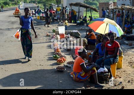 Zambie, Sinazongwe, marché rural dans le village, les femmes vendent des fruits et des légumes le long de la route / SAMBIA, Sinazongwe Distrkt, laendlicher Markt an einer Strasse im Dorf Banque D'Images