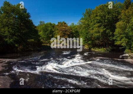 Warnertown Falls est une cascade à faible et élégante le long du ruisseau Tobyhanna, dans les montagnes Pocono de Pennsylvanie. Banque D'Images