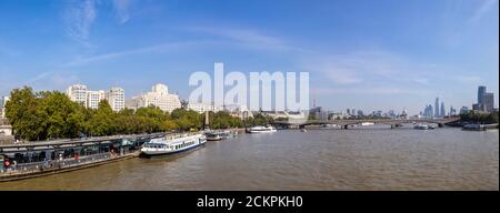 Vue panoramique vers l'est le long de la Tamise depuis Embankment Pier jusqu'à Shell-Mex House, le pont de Waterloo et les gratte-ciels de la ville de Londres Banque D'Images