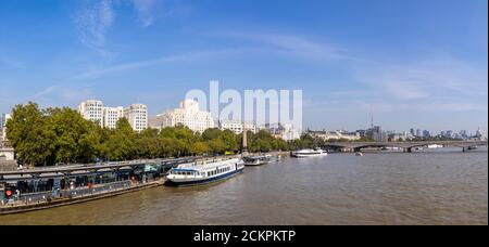 Vue panoramique vers l'est le long de la Tamise depuis Embankment Pier jusqu'à Shell-Mex House, le pont de Waterloo et les gratte-ciels de la ville de Londres Banque D'Images