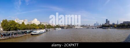 Vue panoramique vers l'est le long de la Tamise depuis Embankment Pier jusqu'à Shell-Mex House, le pont de Waterloo et les gratte-ciels de la ville de Londres Banque D'Images