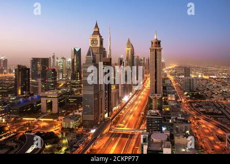 Vue du matin sur Dubai Skyline depuis le toit Banque D'Images