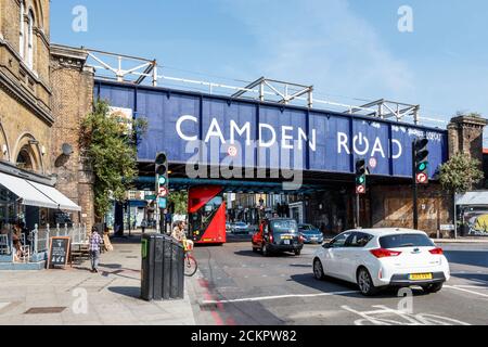 Pont ferroviaire au-dessus de Camden Road à la jonction avec Royal College Street, la station de métro sur la gauche, Londres, Royaume-Uni Banque D'Images