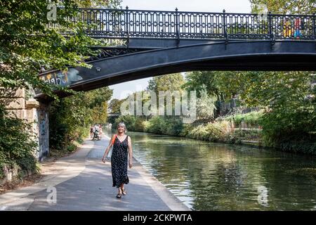 Un pont piétonnier en fer d'Irlande au-dessus du canal par Regent's Park, des randonneurs sur le chemin de halage en dessous profitant d'une mini-vague de chaleur en septembre, Londres, Royaume-Uni Banque D'Images