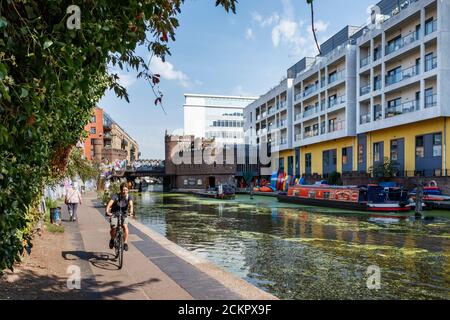 Cyclistes et marcheurs sur le chemin de remorquage du canal Regent's à Gilbey's Wharf, en direction de Camden Lock, Londres, Royaume-Uni Banque D'Images