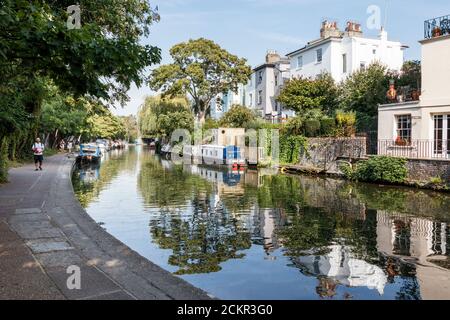 Propriétés résidentielles géorgiennes surplombant le canal Regen dans le quartier de Primrose Hill à Londres, Royaume-Uni Banque D'Images