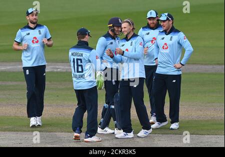 Joe Root (au centre), en Angleterre, célèbre le cricket de David Warner, en Australie, lors du troisième match ODI du Royal London à Emirates Old Trafford, Manchester. Banque D'Images