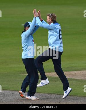 Joe Root (à droite), en Angleterre, célèbre la prise de la place de Mitchell Marsh en Australie avec Eoin Morgan, coéquipier, lors du troisième match de l'ODI du Royal London à Emirates Old Trafford, Manchester. Banque D'Images