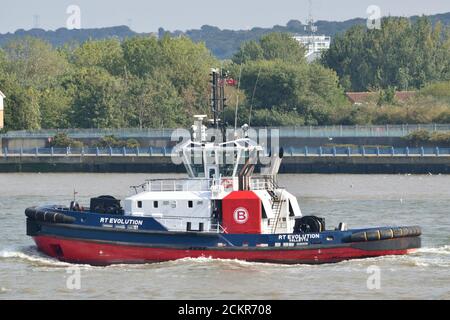 L'ART 80-32 Hybrid Rotortug RT Evolution, exploité par Boluda Towage Europe, descend la Tamise après avoir terminé un travail à Londres Banque D'Images