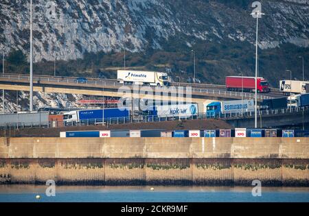 Dover, Kent, Angleterre, Royaume-Uni. 2020. Des camions sont mis en file d'attente sur l'autoroute A2 pour entrer dans le port de Douvres et un ferry transverse vers la France. Banque D'Images