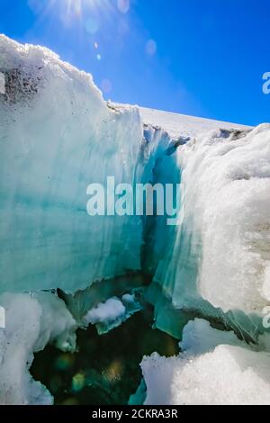 Crevasse dans le glacier Coleman sur Heliotrope Ridge sous le mont Baker, forêt nationale du mont Baker-Snoqualmie, État de Washington, États-Unis Banque D'Images
