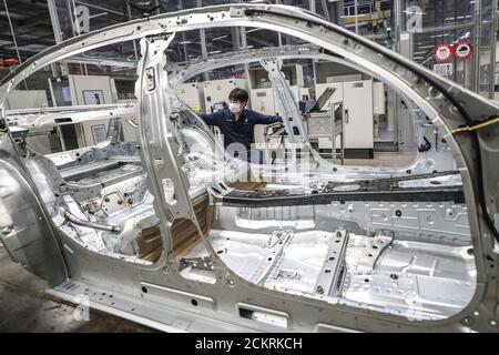 Beijing, province chinoise de Liaoning. 17 février 2020. Un employé travaille à l'usine Tiexi de BMW Brilliance Automotive (BBA) à Shenyang, dans la province de Liaoning, dans le nord-est de la Chine, le 17 février 2020. Crédit: PAN Yulong/Xinhua/Alay Live News Banque D'Images