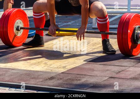 Powerlift se préparant à la levée de vide de barbell pendant la compétition de levage de puissance Banque D'Images