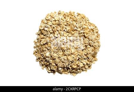 Pile d'avoine fraîche de wholegrain isolée sur fond blanc. Toile de fond en flocons d'avoine crus. Vue de dessus Banque D'Images