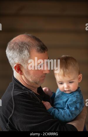Père tenant un bébé de 7 mois Banque D'Images