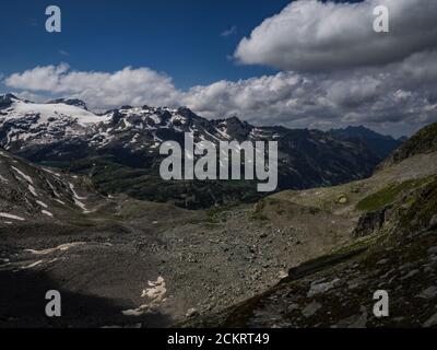 Superbe vue sur les sommets et les glaciers des Alpes autrichiennes, le parc Hohe Tauern. Scène pittoresque et belle, pleine de nuages sombres, de neige et de paix. Banque D'Images