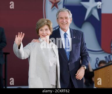 Midland, Texas le 20 janvier 2009 : l'ancien président George W. Bush et la femme Laura sont accueillis par 20,000 adeptes dans le centre-ville de Midland mardi après son retour de Washington en tant que citoyen privé après l'inauguration de Barack Obama. ©Bob Daemmrich Banque D'Images