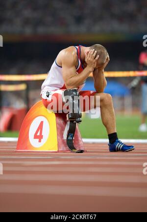 Beijing, Chine 11 septembre 2008: Jour 5 de la compétition aux Jeux paralympiques de Beijing 2008 montrant pentathlete Urs Kolly, de Suisse, se concentrant avant le début de la P44 des hommes 400-mètres où il a terminé deuxième. ©Bob Daemmrich Banque D'Images