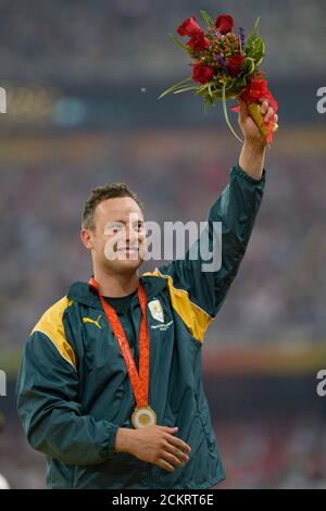 Beijing, Chine 12 septembre 2008: Sixième jour de la compétition sportive aux Jeux paralympiques de 2008 montrant Oscar Pistorius d'Afrique du Sud lors de la cérémonie de remise des médailles après avoir remporté la demi-finale masculine de 200 mètres T44. Connu sous le nom de « Blade Runner » pour sa vitesse fulgurante, Pistorius a demandé au CIO de participer aux Jeux olympiques réguliers comme sprinter, mais il a été refusé de participer. ©Bob Daemmrich Banque D'Images