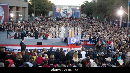 Midland, Texas le 20 janvier 2009 : l'ancien président George W. Bush et la femme Laura sont accueillis par 20,000 adeptes dans le centre-ville de Midland mardi après son retour de Washington en tant que citoyen privé après l'inauguration de Barack Obama. ©Bob Daemmrich Banque D'Images