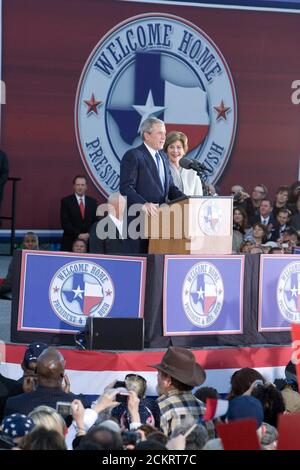 Midland, Texas le 20 janvier 2009 : l'ancien président George W. Bush et la femme Laura sont accueillis par 20,000 adeptes dans le centre-ville de Midland mardi après son retour de Washington en tant que citoyen privé après l'inauguration de Barack Obama. ©Bob Daemmrich Banque D'Images