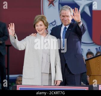 Midland, Texas le 20 janvier 2009 : l'ancien président George W. Bush et la femme Laura sont accueillis par 20,000 adeptes dans le centre-ville de Midland mardi après son retour de Washington en tant que citoyen privé après l'inauguration de Barack Obama. ©Bob Daemmrich Banque D'Images