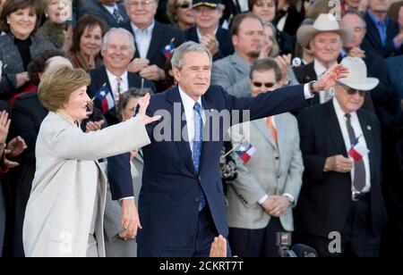 Midland, Texas le 20 janvier 2009 : l'ancien président George W. Bush et la femme Laura sont accueillis par 20,000 adeptes dans le centre-ville de Midland mardi après son retour de Washington en tant que citoyen privé après l'inauguration de Barack Obama. ©Bob Daemmrich Banque D'Images