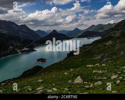 Vue panoramique sur Tauernmoosse près de Rudolfshütte, Autriche, Europe. Parc national Hohe Tauern. Lac charmant avec une eau riche en couleurs. Banque D'Images