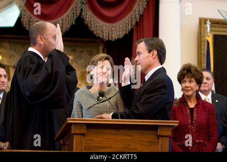 Austin, TX le 13 janvier 2009: Premier jour de la 81e session de l'Assemblée législative du Texas à l'étage de la Chambre en tant que juge de la Cour suprême Wallace Jefferson (l) jure dans le Président de la Chambre Joe Straus (R-San Antonio) ©Bob Daemmrich Banque D'Images