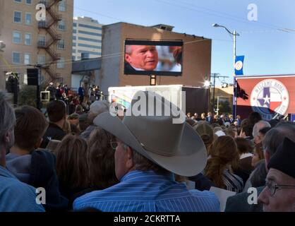 Midland, Texas le 20 janvier 2009 : l'ancien président George W. Bush et la femme Laura sont accueillis par 20,000 adeptes dans le centre-ville de Midland mardi après son retour de Washington en tant que citoyen privé après l'inauguration de Barack Obama. ©Bob Daemmrich Banque D'Images