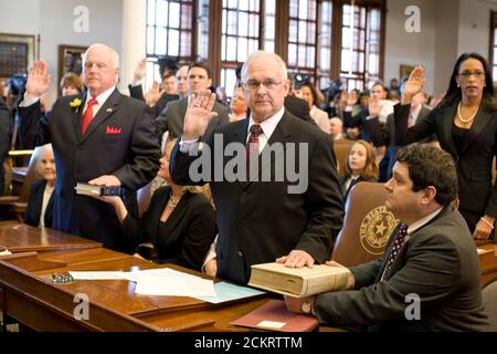 Austin, TX 13 janvier 2009: Premier jour de la 81e session de l'Assemblée législative du Texas à l'étage de la Chambre en tant que le représentant Bill Callegari de Houston (r) et le représentant Sid Miller (l) de Stephenville prêter le serment d'office. ©Bob Daemmrich Banque D'Images