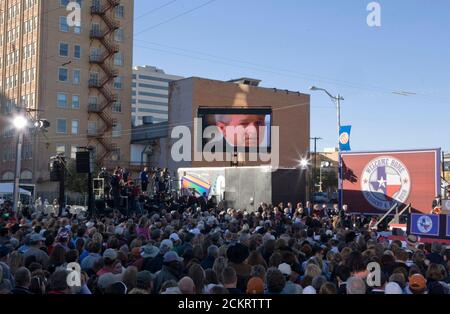 Midland, Texas le 20 janvier 2009 : l'ancien président George W. Bush et la femme Laura sont accueillis par 20,000 adeptes dans le centre-ville de Midland mardi après son retour de Washington en tant que citoyen privé après l'inauguration de Barack Obama. ©Bob Daemmrich Banque D'Images