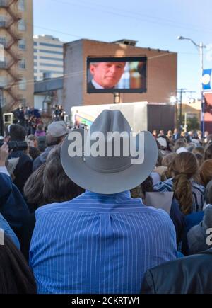 Midland, Texas le 20 janvier 2009 : l'ancien président George W. Bush et la femme Laura sont accueillis par 20,000 adeptes dans le centre-ville de Midland mardi après son retour de Washington en tant que citoyen privé après l'inauguration de Barack Obama. ©Bob Daemmrich Banque D'Images