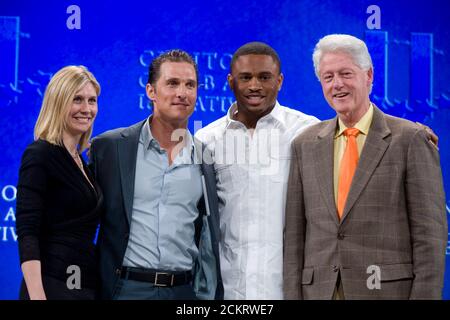 Austin, TX 14 février 2009 : l'ancien président Bill Clinton (r) accueille la deuxième université annuelle Clinton Global Initiative, une conférence réunissant plus de 1,000 étudiants pour prendre des mesures sur les défis mondiaux tels que la pauvreté, la faim, l'énergie, le changement climatique et la santé mondiale. De gauche à droite se trouvent Marie Tillman, l'acteur Matthew McConaughey, Nnamdi Asomugha et Clinton. ©Bob Daemmrich Banque D'Images