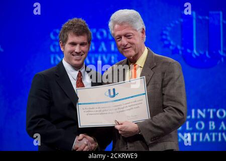 Austin, TX 14 février 2009 : l'ancien président Bill Clinton remet un prix à la deuxième université annuelle Clinton Global Initiative, une conférence réunissant des étudiants pour agir sur des défis mondiaux tels que la pauvreté, la faim, l'énergie, le changement climatique et la santé mondiale. Le programme s'inspire de la Clinton Global Initiative Foundation créée par le président Bill Clinton. ©Bob Daemmrich Banque D'Images