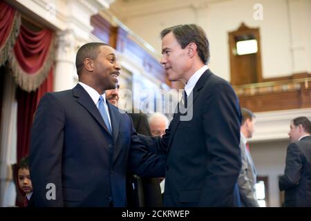 Austin, TX le 13 janvier 2009: Premier jour de la 81e session de l'Assemblée législative du Texas à l'étage de la Chambre en tant que juge de la Cour suprême Dale Wainwright (l) salue le Président de la Chambre Joe Straus (r). ©Bob Daemmrich Banque D'Images