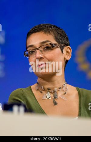 Austin, TX 14 février 2009 : Zainab Salbi, président-directeur général de Women for Women International, écoute l'ancien président américain Bill Clinton qui accueille la deuxième université annuelle Clinton Global Initiative, une conférence réunissant plus de 1,000 étudiants pour prendre des mesures sur des défis mondiaux tels que la pauvreté, la faim, l'énergie, le changement climatique et la santé mondiale. ©Bob Daemmrich Banque D'Images