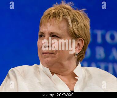 Austin, TX 14 février 2009 : Margaret McKenna, présidente de la Fondation Walmart, écoute l'ancien président Bill Clinton qui accueille la deuxième université annuelle Clinton Global Initiative, une conférence réunissant plus de 1,000 étudiants pour prendre des mesures sur les défis mondiaux tels que la pauvreté, la faim, l'énergie, le changement climatique et la santé mondiale. ©Bob Daemmrich Banque D'Images